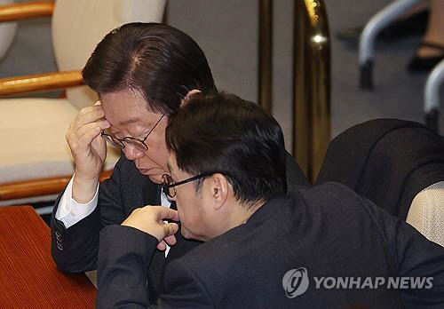 더불어민주당 이재명 대표와 홍익표 원내대표가 21일 국회에서 열린 본회의에서 대화를 하고 있다. 연합뉴스